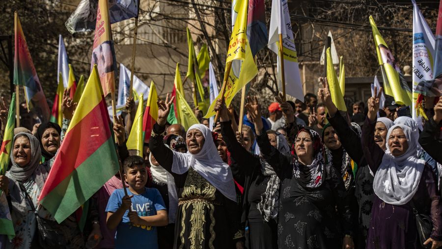 Les Kurdes manifestent dans le nord-est de la Syrie pour réclamer la décentralisation