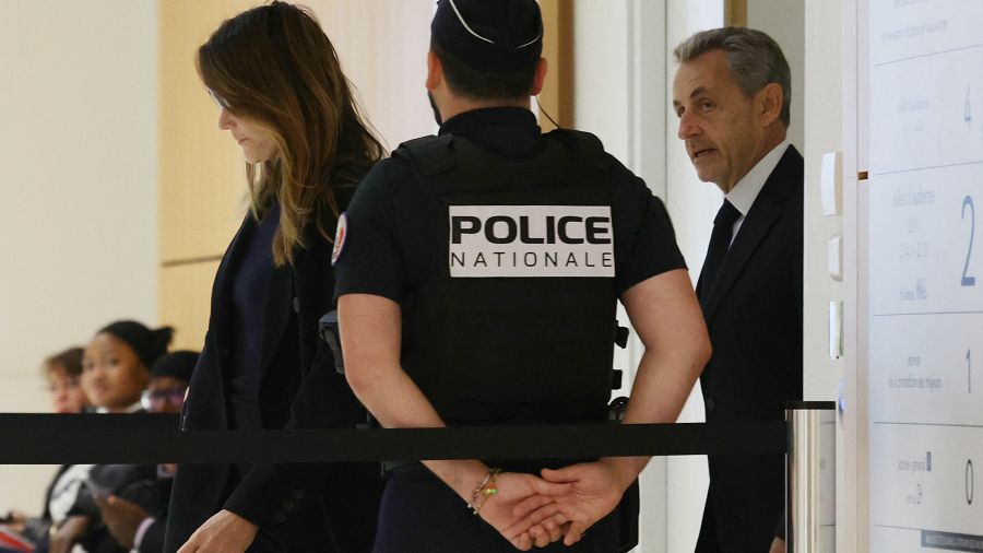 Condamné au procès libyen, Nicolas Sarkozy ira en prison, une première pour un ex-président