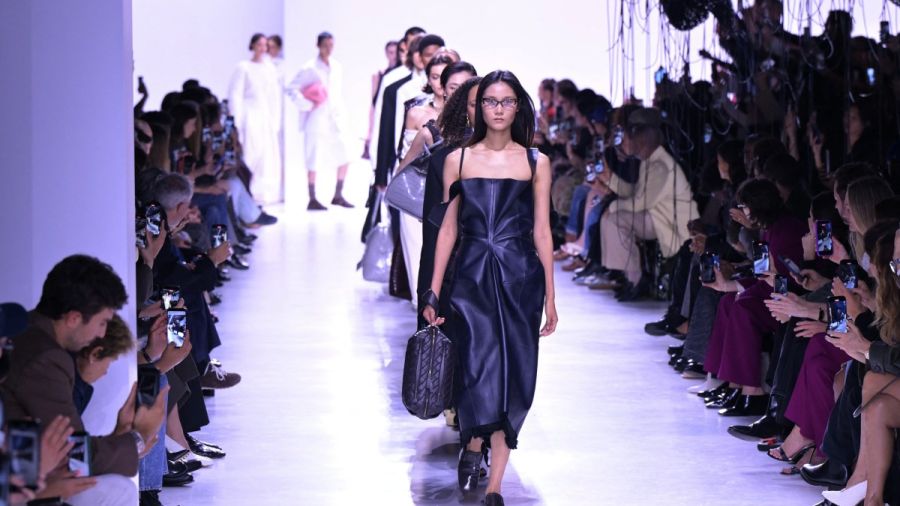 Bottega Veneta dévoile une élégance hardie et fonctionnelle à Milan