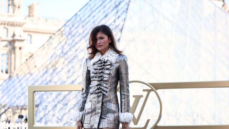 Louis Vuitton sublime l’intime au Louvre pendant la Fashion Week