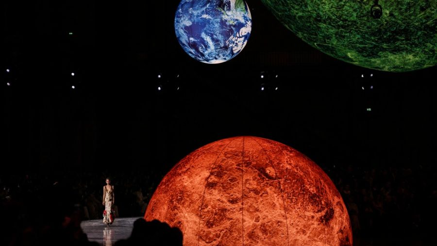 Matthieu Blazy emporte Chanel dans une galaxie couture éblouissante