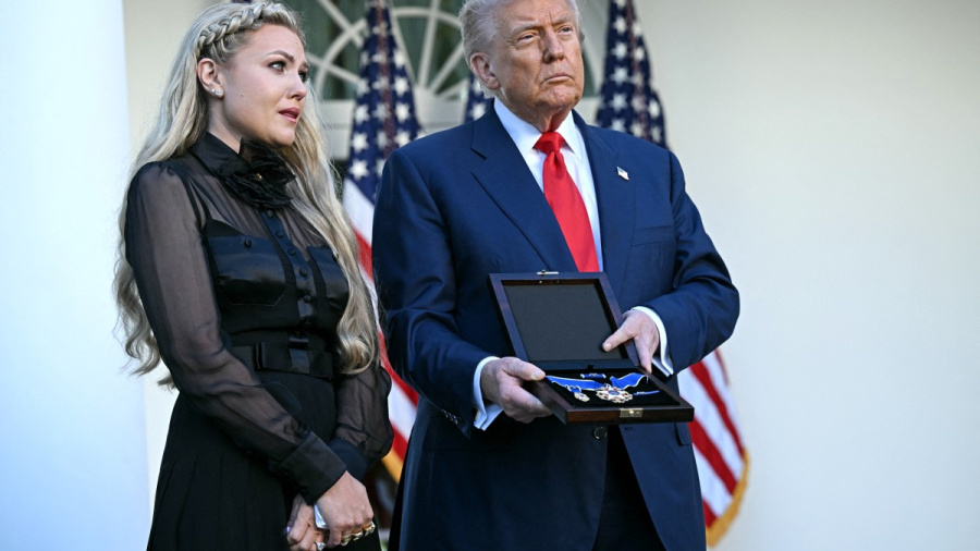 Trump décore à titre posthume son allié assassiné Charlie Kirk