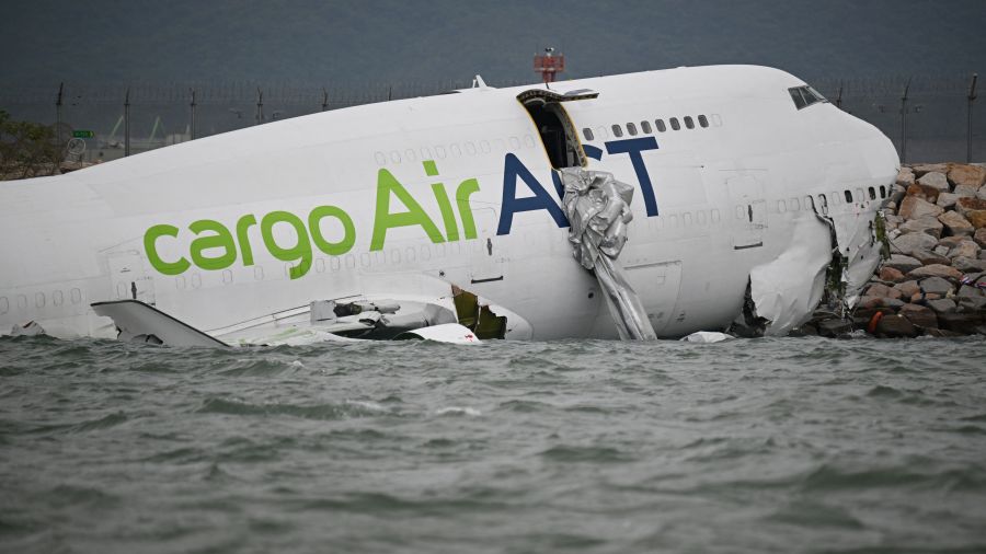 Un avion-cargo quitte la piste à Hong Kong: deux morts
