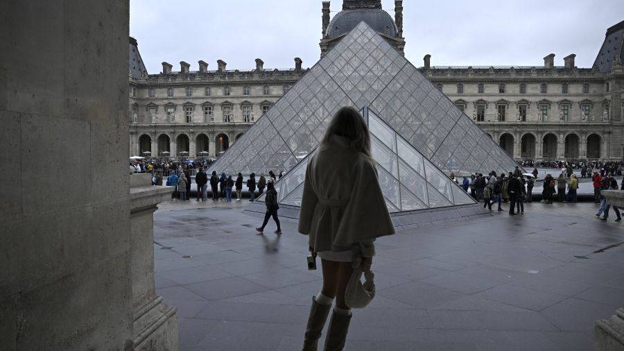 Deux suspects arrêtés après le vol de bijoux au Louvre