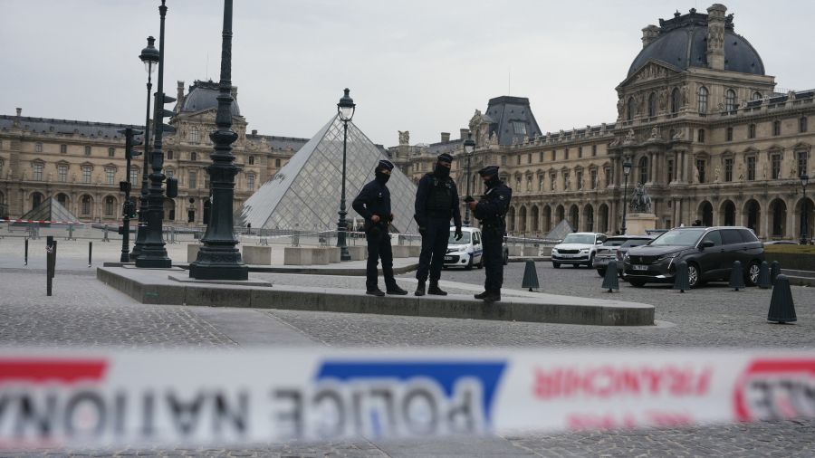 Casse du Louvre: deux mises en examen samedi, trois personnes remises en liberté