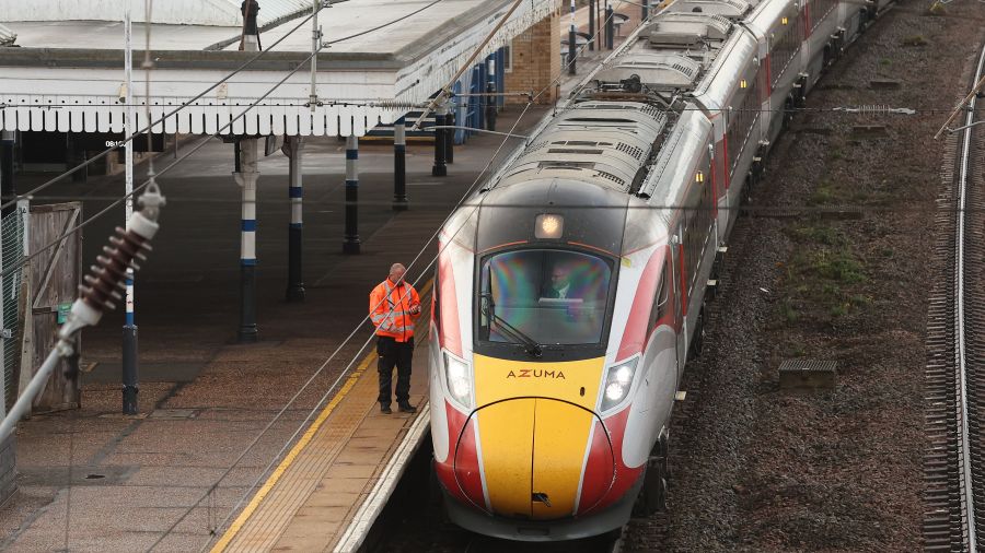 Angleterre: le suspect de l'attaque au couteau dans un train inculpé de tentatives de meurtre