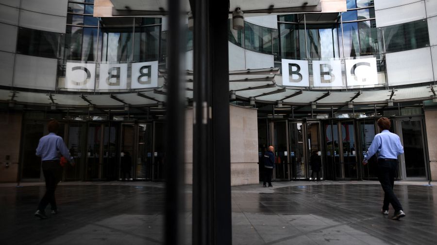 Le président de la BBC s'excuse auprès de Trump et rejette toute accusation de diffamation
