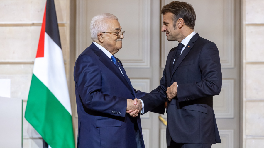 Abbas renouvelle sa promesse d'élections, Macron hausse le ton sur la colonisation