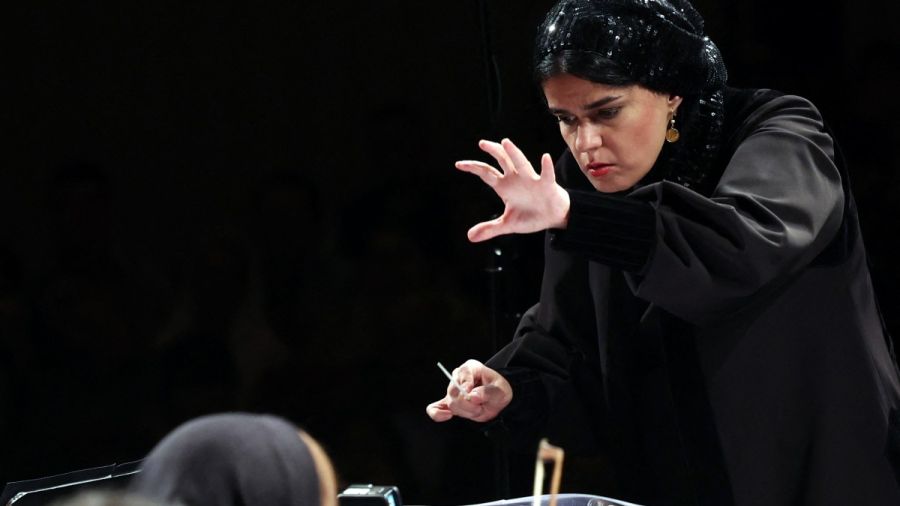 Paniz Faryoussefi: la première femme à diriger un orchestre symphonique en Iran 