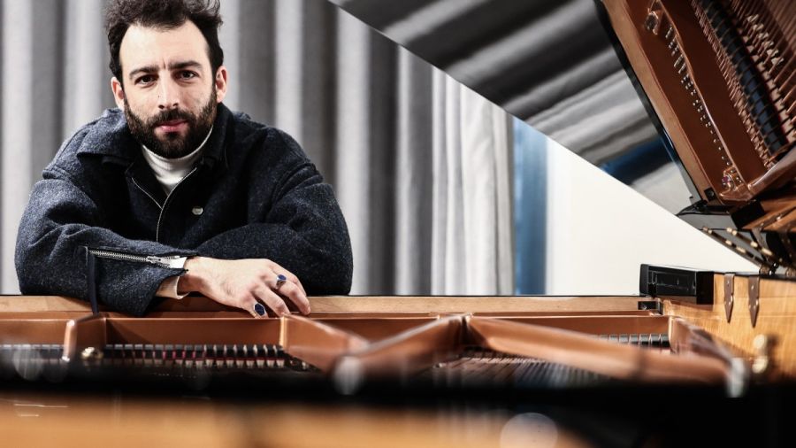 Julien Cohen réinvente YouTube avec des performances monumentales