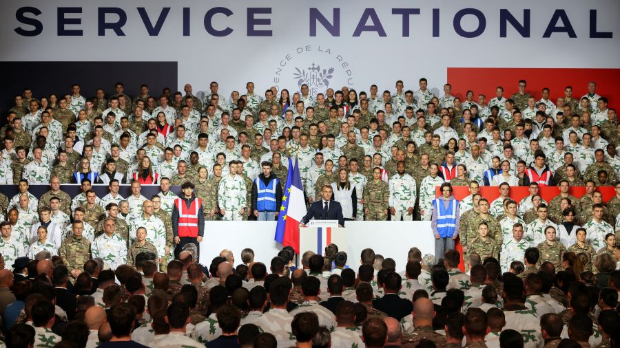 Face à la menace russe, le service militaire en Europe