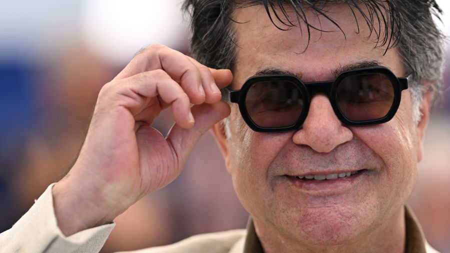 Jafar Panahi condamné par contumace à un an de prison: le retour des entraves pour le cinéaste iranien