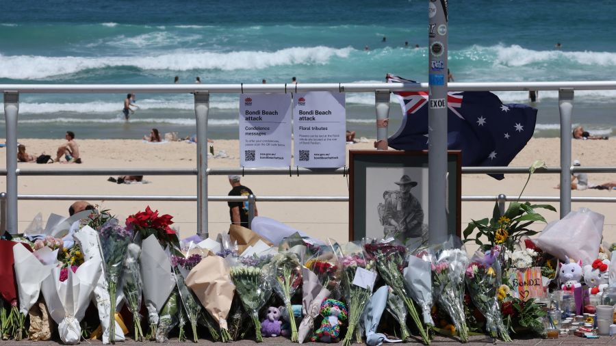 Attentat de Sydney: l'assaillant inculpé de terrorisme, inhumation des victimes