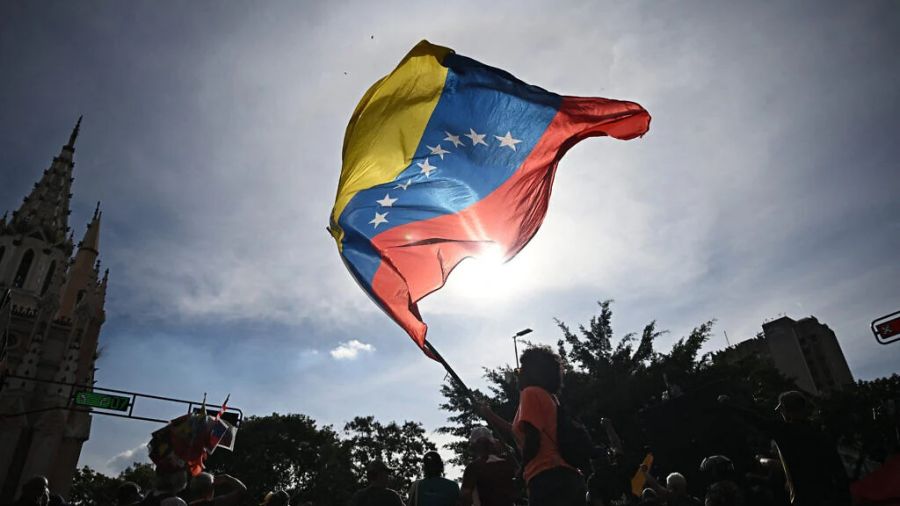Intérim, continuité chaviste et bâton de Trump: qui dirige le Venezuela? 