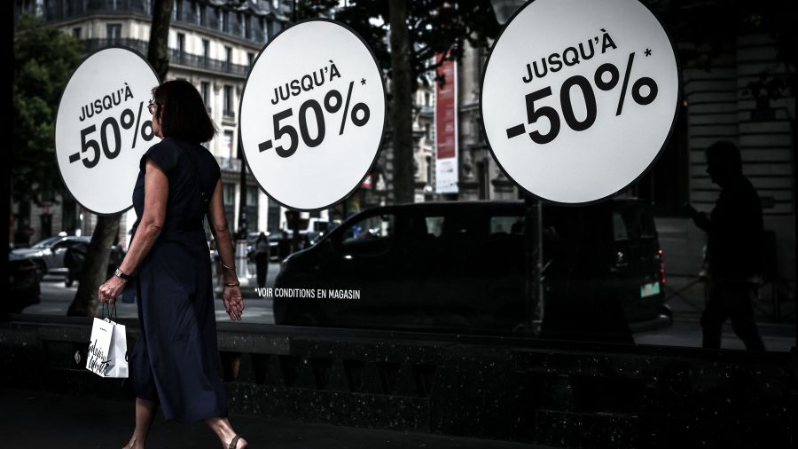 Des soldes sans entrain dans une France glacée