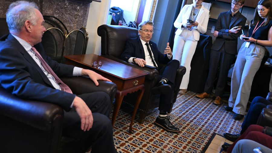 Des sénateurs républicains rejoignent les démocrates pour limiter les pouvoirs militaires de Trump au Venezuela