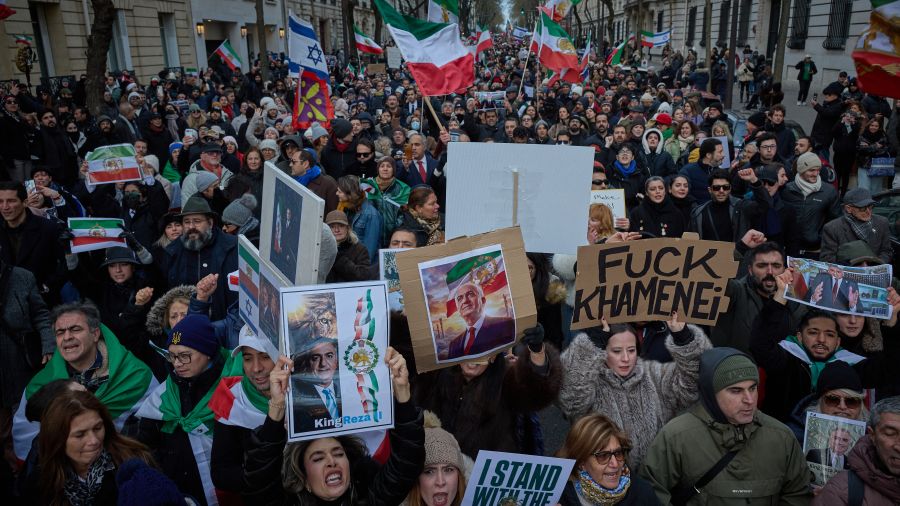 Plus de deux mille personnes à Paris en soutien au fils de l'ancien chah d'Iran