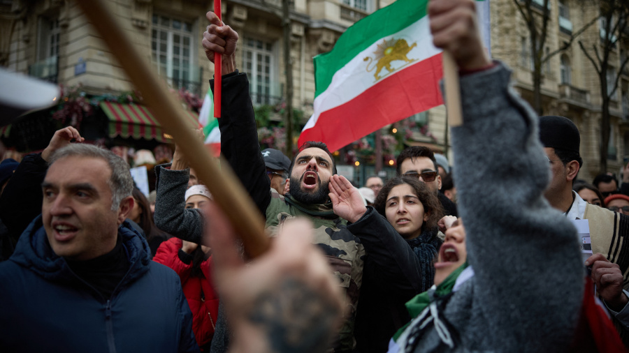 Trump et l’Iran naviguent entre menaces et négociations