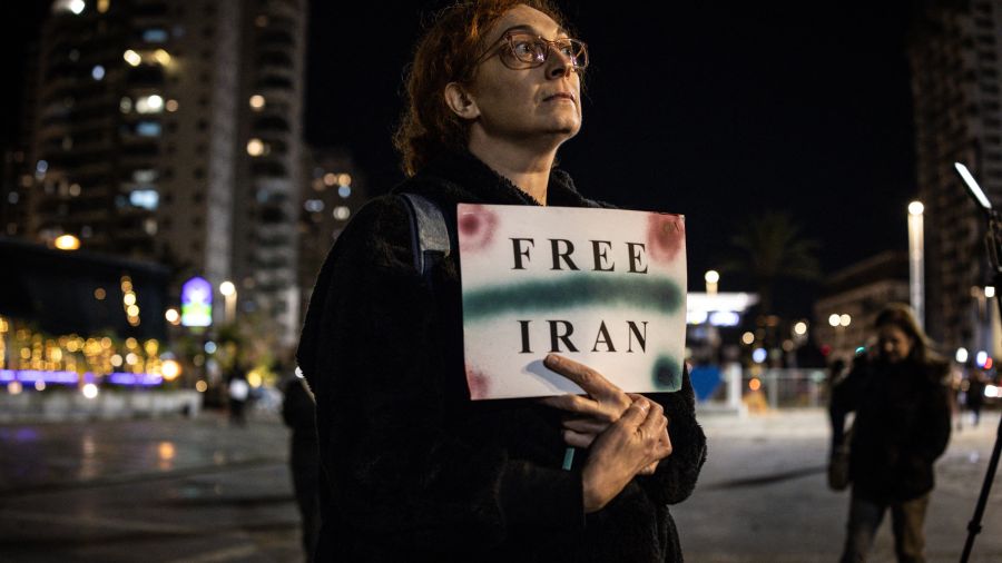Faute d'images réelles, des vidéos de manifestations en Iran générées par l'IA inondent la toile