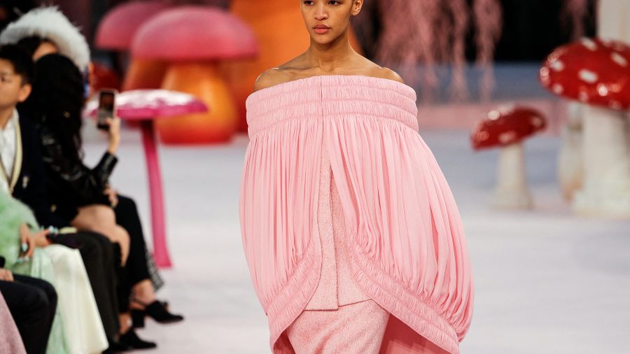 Chanel s’envole : une forêt onirique et des plumes pour la première collection couture de Blazy