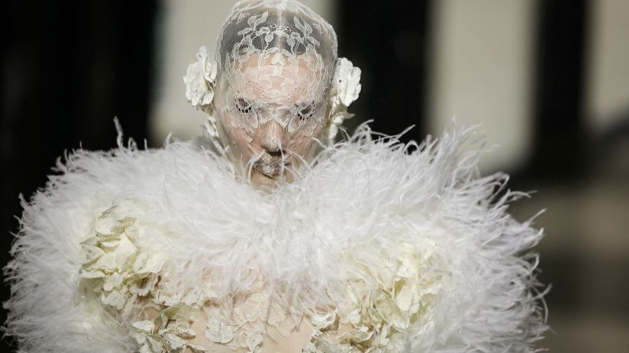 À Paris, Germanier clôture la semaine de la haute couture avec une collection colorée et upcyclée