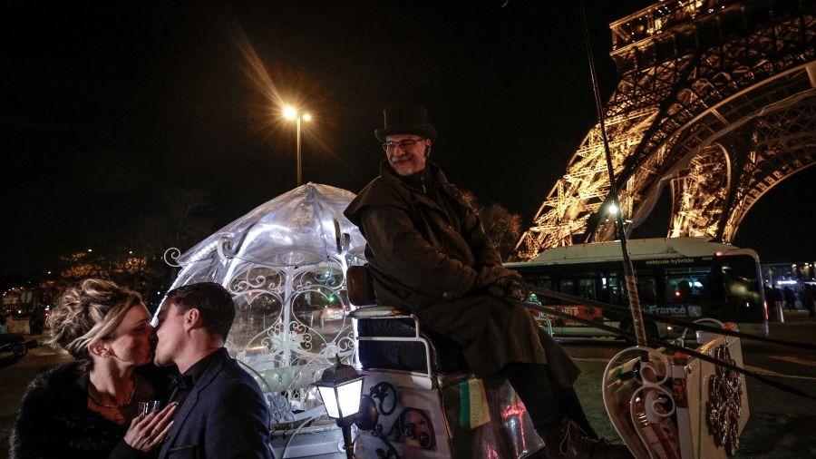 Carrosses, bateaux et violonistes: Paris transforme la demande en mariage en show