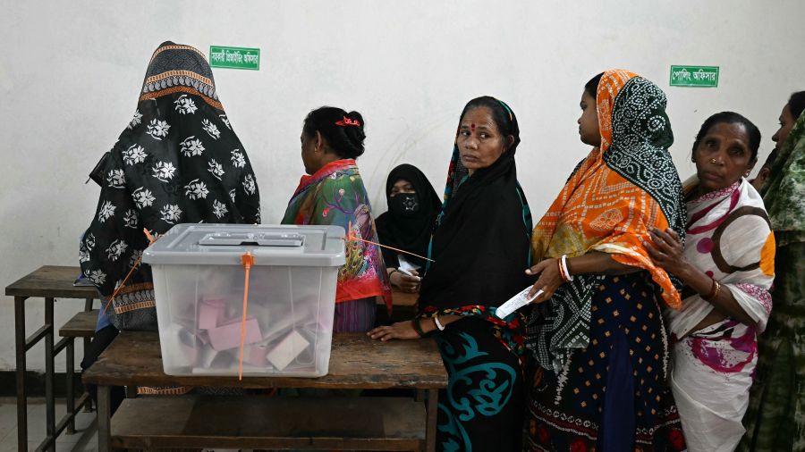 Législatives au Bangladesh: les favoris battent le rappel de leurs partisans
