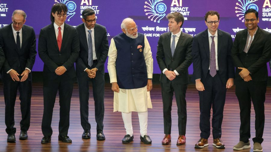 Inde: Modi, Macron et Guterres appellent à un accès universel à l'IA