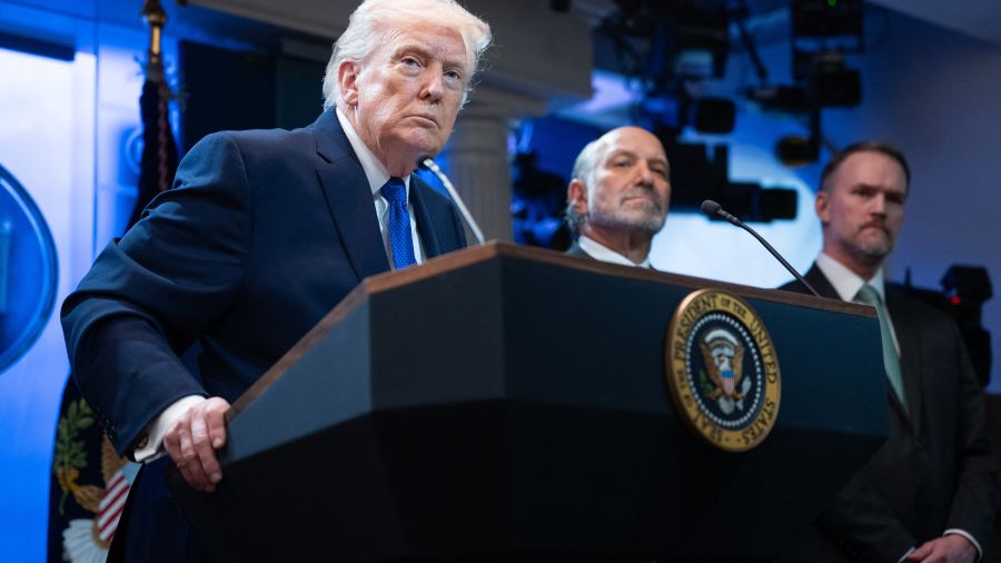 Trump relève ses nouveaux droits de douane mondiaux de 10% à 15%