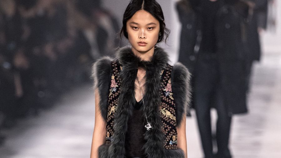 Fendi en métamorphose à Milan: le retour de Chiuri entre fluidité, fourrures et vestiaire mixte