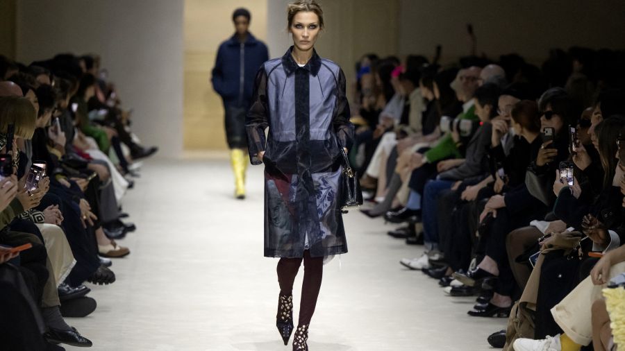 Fashion Week de Milan: fausses fourrures et découpes surprenantes chez Prada