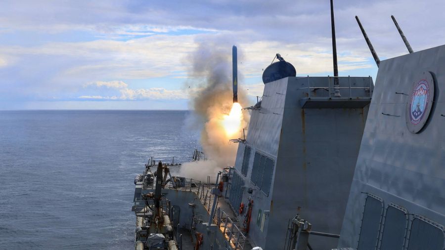 La marine américaine tire sur un cargo iranien dans le golfe d'Oman et en a pris le contrôle