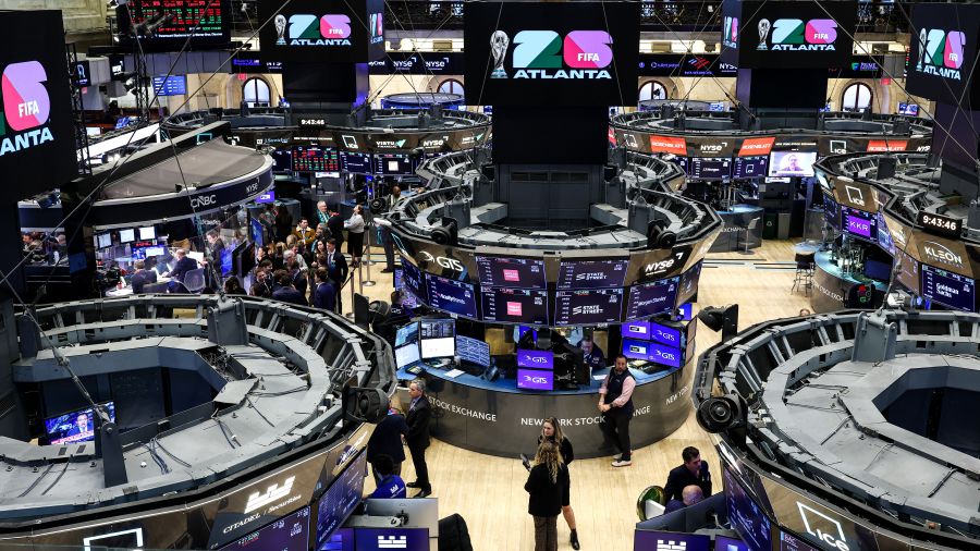 Le dollar monte encore, les monnaies européennes malmenées