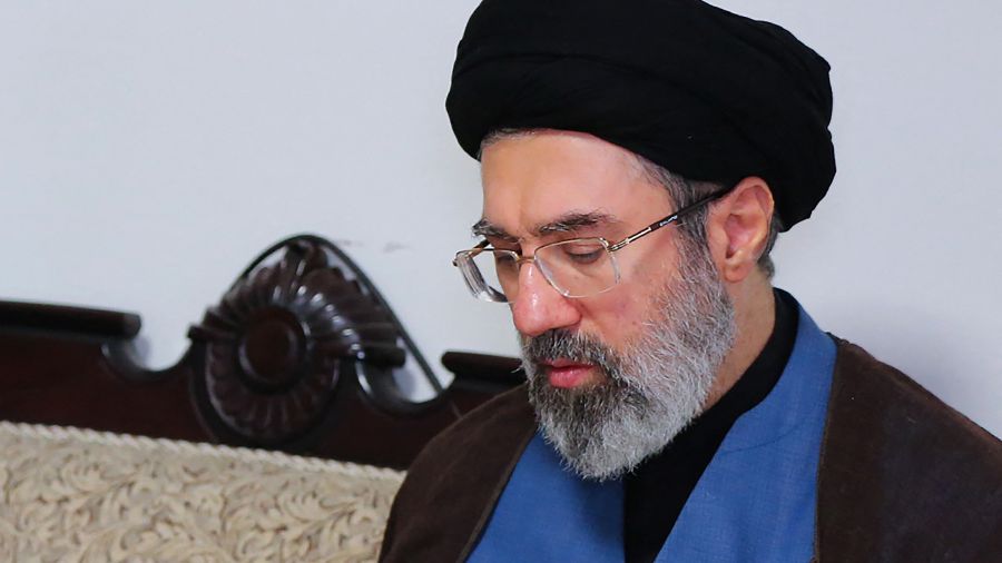 Iran: le nouveau guide suprême nomme conseiller militaire un ancien chef des Gardiens
