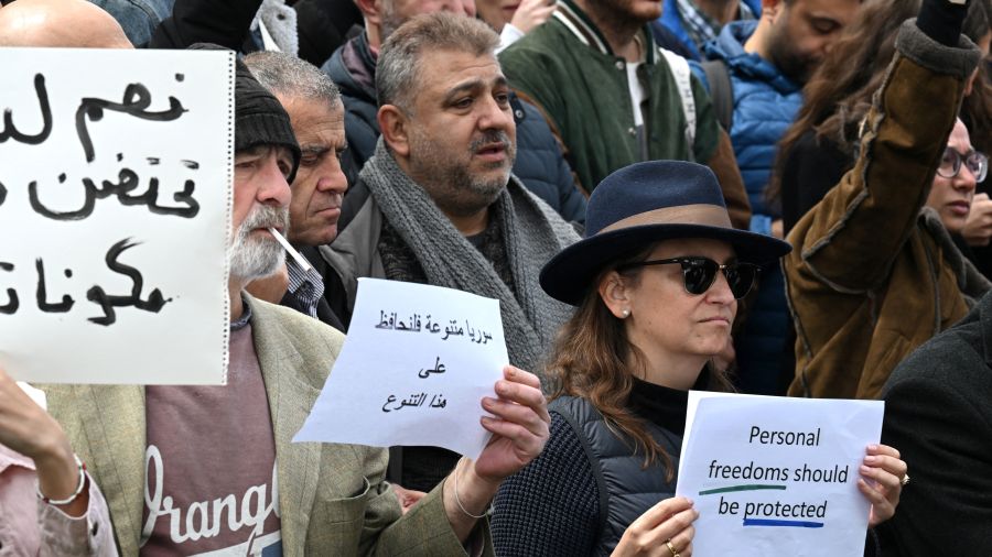 Des centaines de Syriens manifestent contre les restrictions à la vente d'alcool