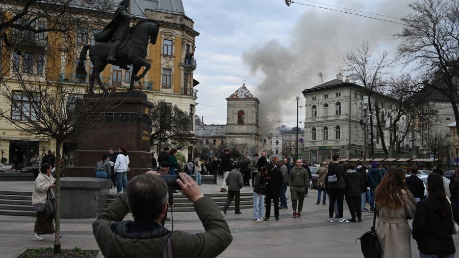 Ukraine: 10 morts et près de 100 blessés dans une attaque de missile russe près de Kiev