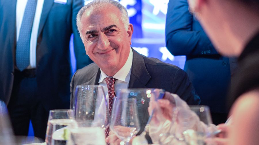 Reza Pahlavi acclamé à la conférence des conservateurs américains