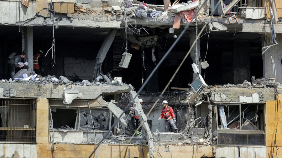Un militaire libanais et des Casques bleus tués, nouveaux raids sur la banlieue sud