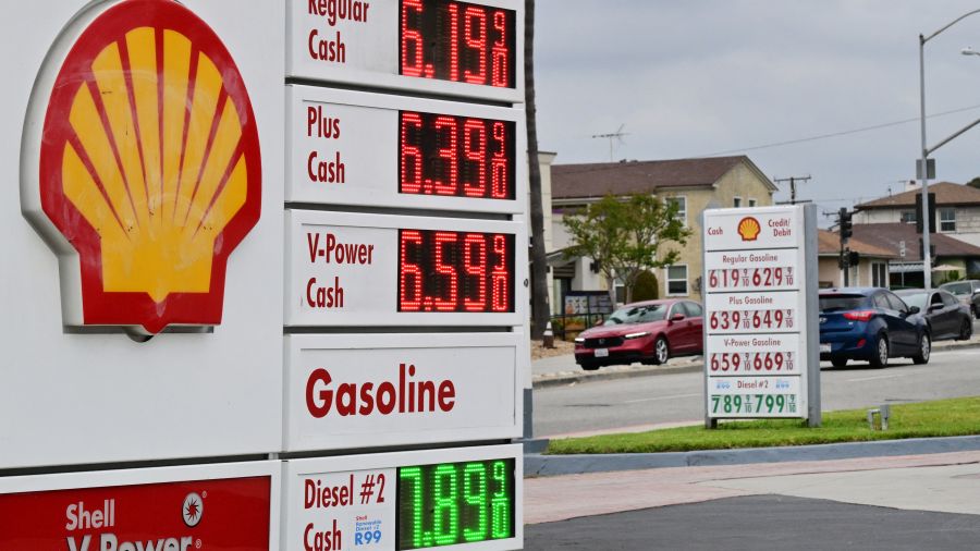 USA: les prix à la pompe tirent les dépenses de consommation, qui ralentit par ailleurs