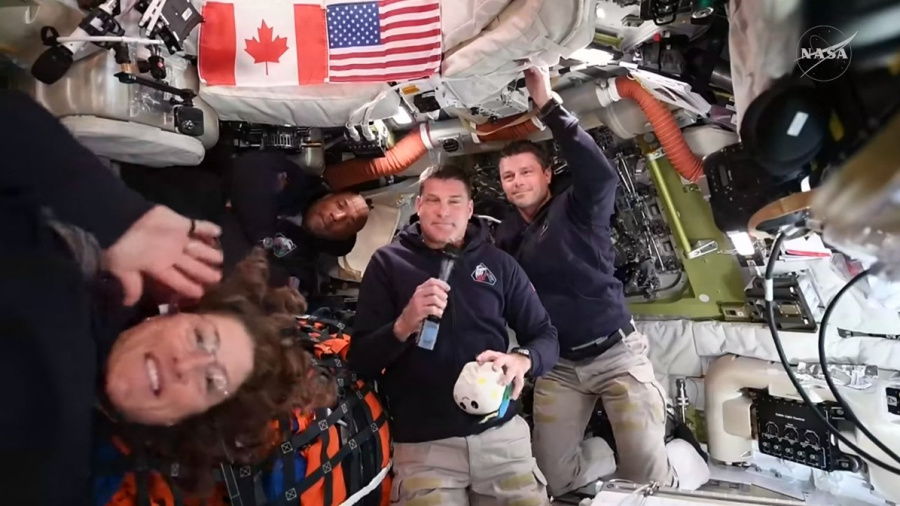 L'astronaute Jeremy Hansen décrit sa sensation d'être «tombé du ciel»