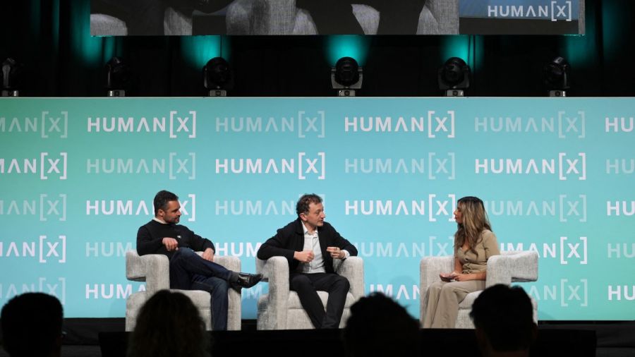 Révolution du travail avec l'IA: faut-il «arrêter d'embaucher des humains»?