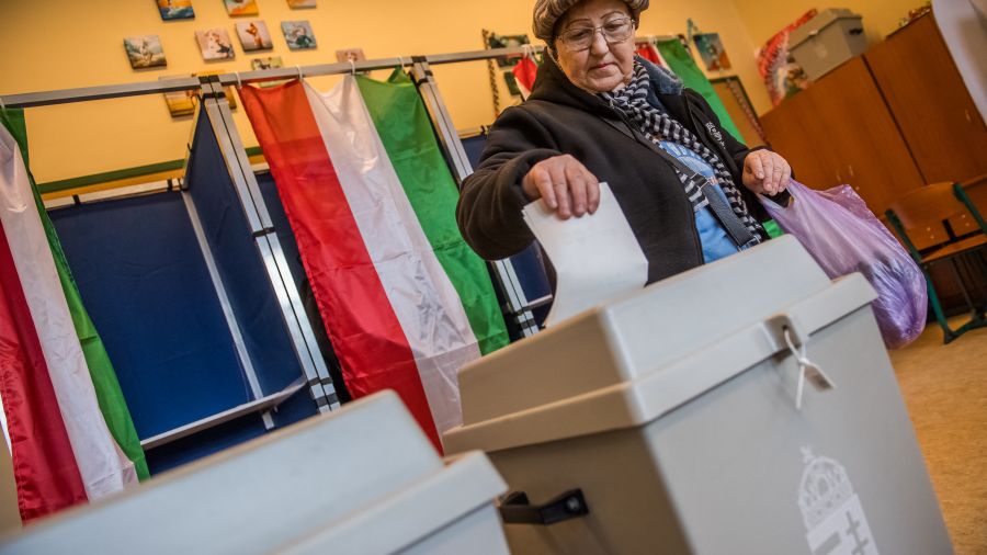Les Hongrois se précipitent pour voter dans des élections décisives pour leur avenir