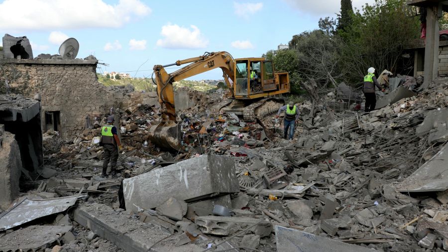 Liban-Sud: Bint Jbeil encerclée, la citadelle de Tyr ciblée
