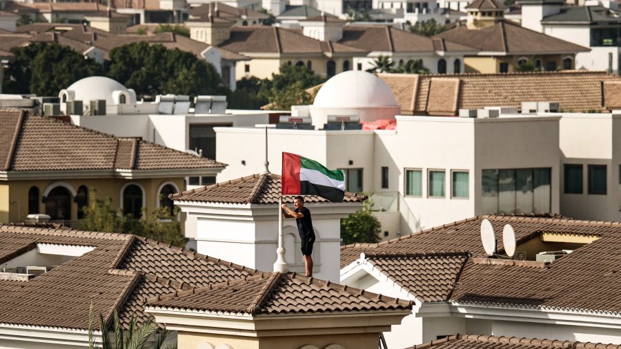 Émirats: la défense aérienne activée face à des attaques de drones et missiles iraniens