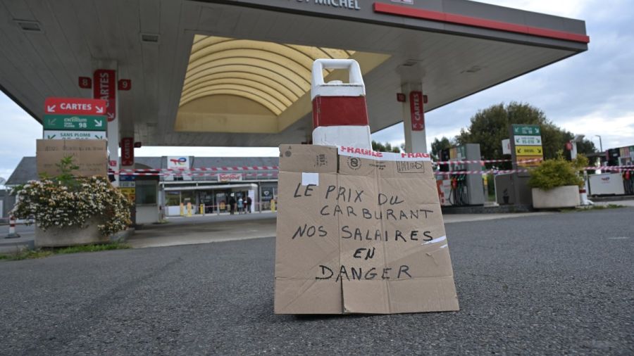 Le pétrole baisse avec des espoirs d'apaisement au Moyen-Orient
