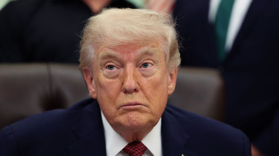 Des incidents maritimes illustrent la précarité de la trêve avec l'Iran prolongée par Trump  