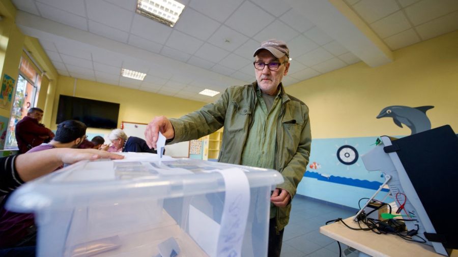 Les Bulgares votent pour la huitième fois en cinq ans, l’ex-président Radev favori