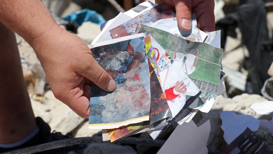 À Tyr, un homme cherche ses souvenirs  dans les ruines 