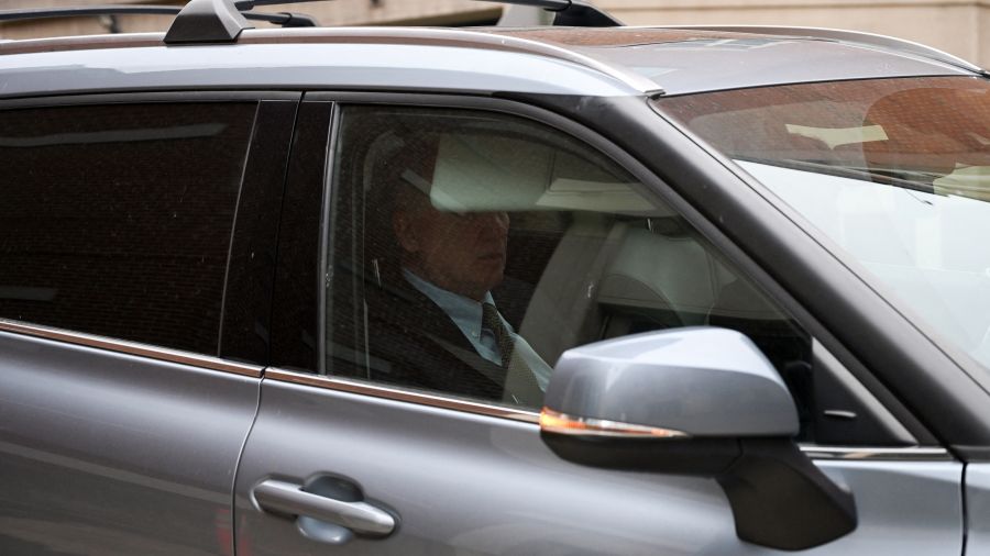 L'ex-directeur du FBI Comey s'est présenté à la justice après sa nouvelle inculpation