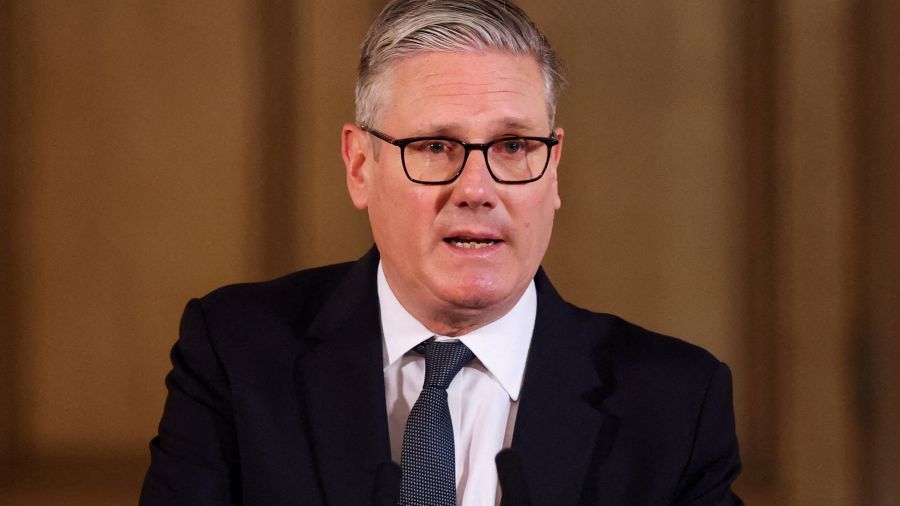 Starmer s'accroche tandis que les appels à sa démission se multiplient dans son camp